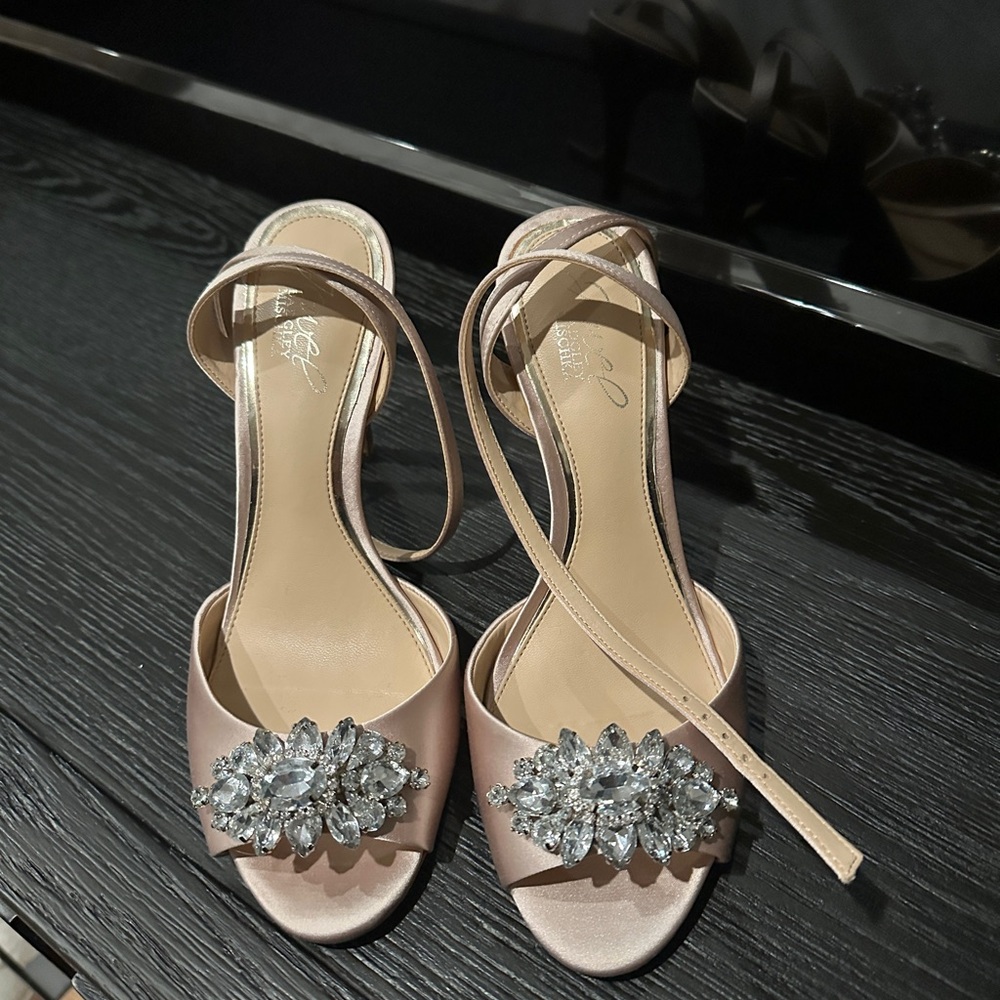 NEW NEVER WORN - Badgley Mischka Jewel Pink Satin Crystal Embellished Sandals